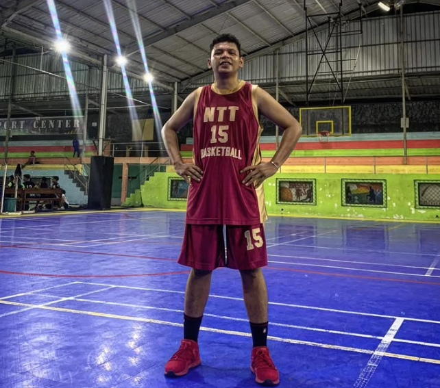 Melawan Stigma: Stemy M. J. Leo Dima, Polisi yang Berkelana di Skena Underground dan Basket Kota Kupang